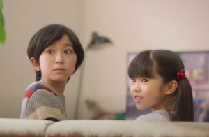 丸美屋麻婆豆腐 21 Cmの山﨑もも 子役 はアニーに出演 年齢やプロフィール 家族の真ん中にいつも篇 のツインテールの女の子